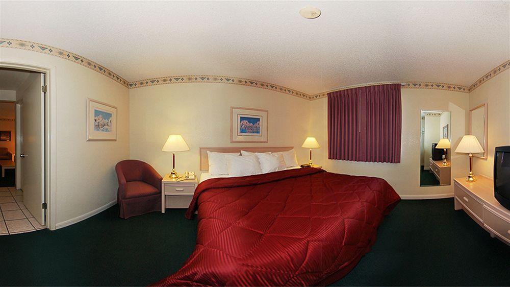 Baymont By Wyndham Del Rio Hotel Room photo