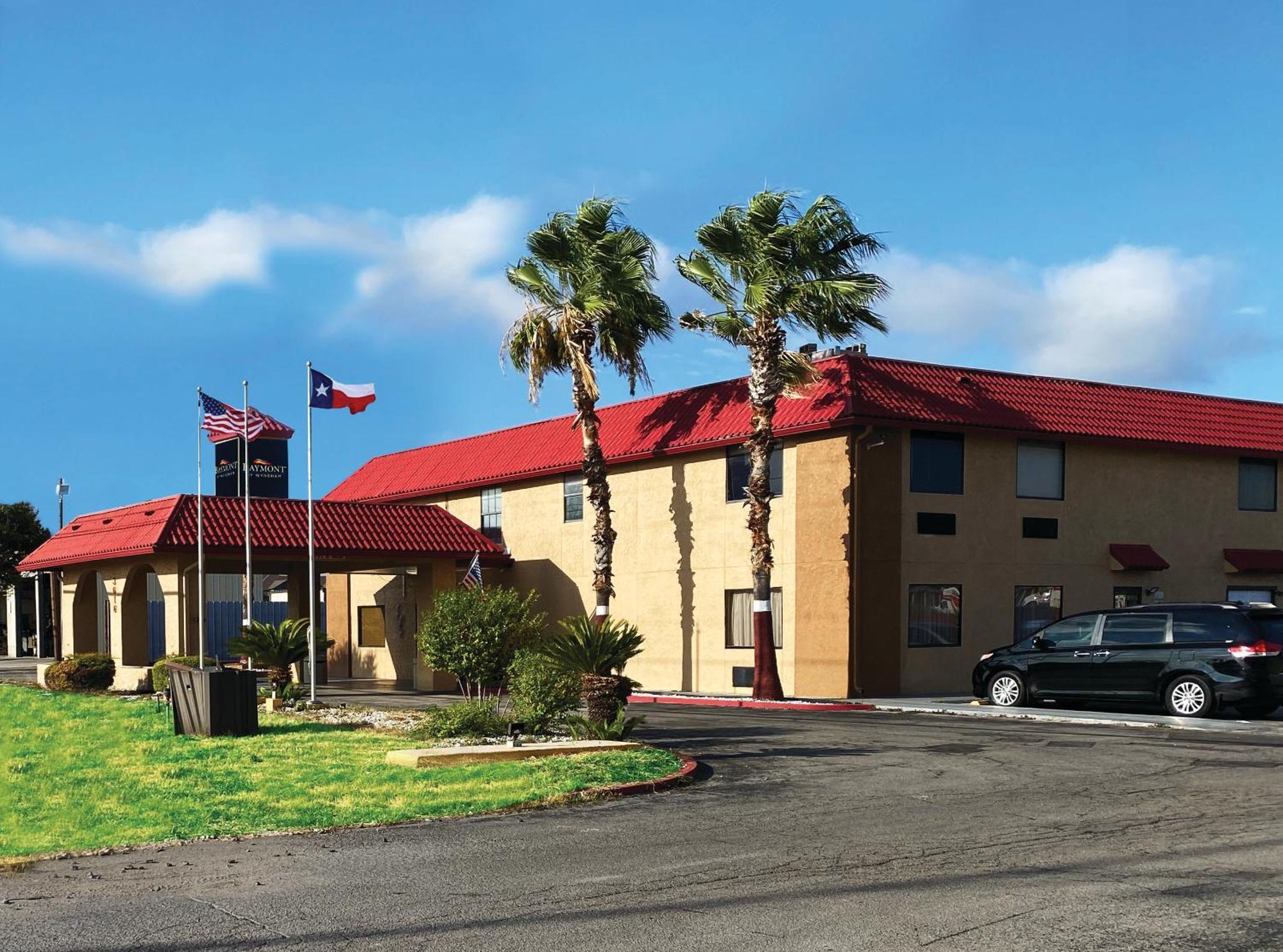 Baymont By Wyndham Del Rio Hotel Exterior photo