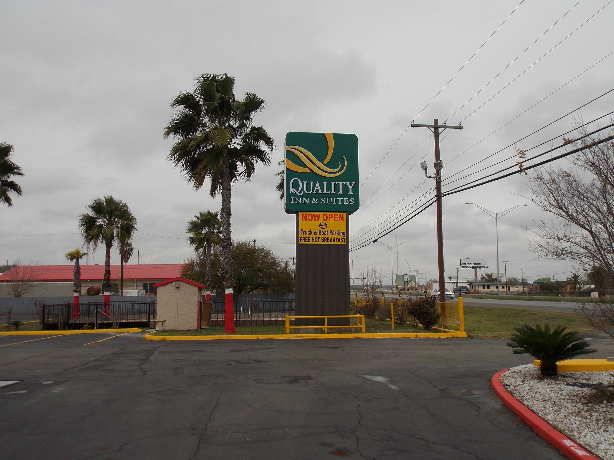 Baymont By Wyndham Del Rio Hotel Exterior photo