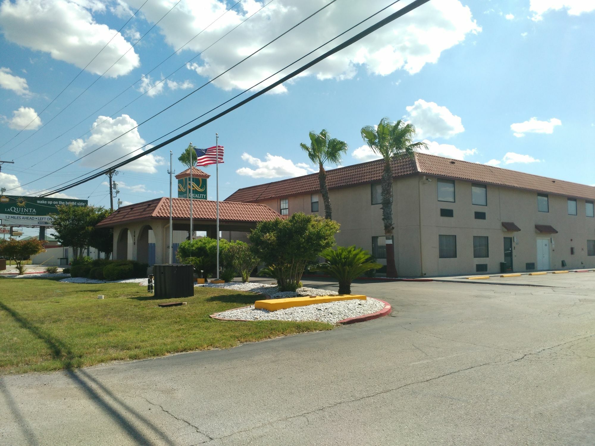 Baymont By Wyndham Del Rio Hotel Exterior photo